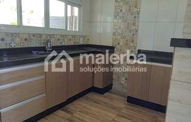 Imagem: A casa possui 3 Dormitórios, 2 Banheiros, 3 Vagas na garagem