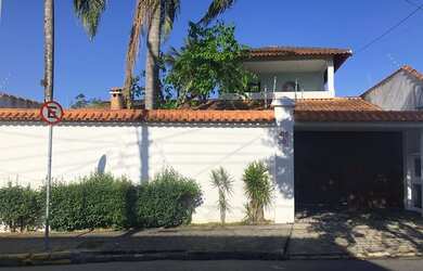 Imagem: A casa possui 2 Dormitórios, 3 Banheiros, 2 Vagas na garagem