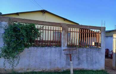 Imagem: A casa possui 2 Dormitórios, 2 Banheiros, 2 Vagas na garagem