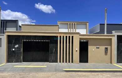 Imagem: A casa possui 3 Dormitórios, 2 Banheiros, 2 Vagas na garagem