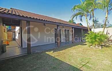 Imagem: A casa possui 3 Dormitórios, 2 Banheiros, 4 Vagas na garagem