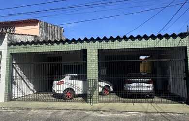 Imagem: A casa possui 5 Dormitórios, 3 Banheiros, 3 Vagas na garagem