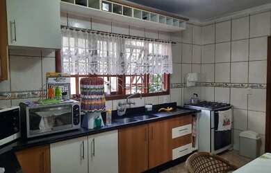 Imagem: A casa possui 3 Dormitórios, 3 Banheiros, 2 Vagas na garagem