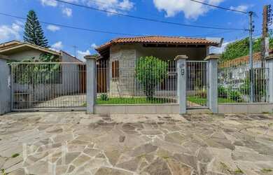 Imagem: A casa à venda possui 3 Dormitórios, 3 Banheiros, 2 Vagas