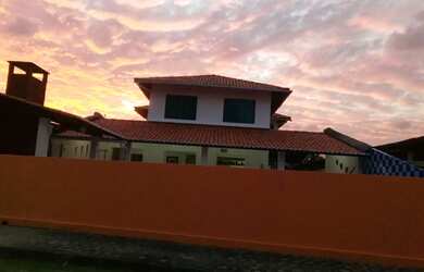 Imagem: A casa possui 5 Dormitórios, Acomodam 20 pessoas, 3 Vagas na