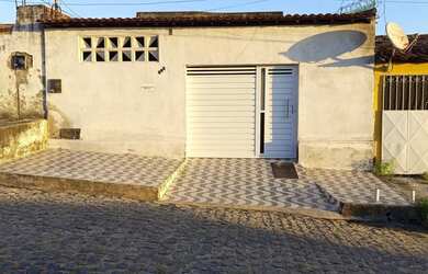 Imagem: A casa possui 3 Dormitórios, 2 Banheiros, 1 Vaga na garagem