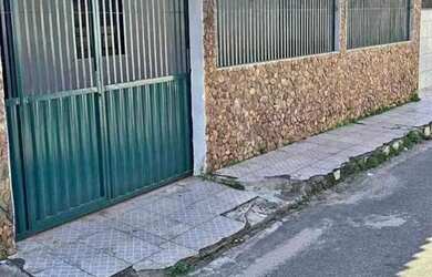 Imagem: A casa possui 2 Dormitórios, 1 Banheiro, 2 Vagas na garagem