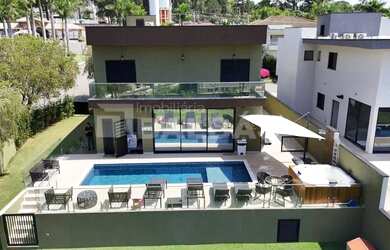 Imagem: A casa possui 4 Dormitórios, 5 Banheiros, 5 Vagas na garagem