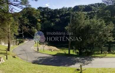 Imagem: O terreno possui 2.358m² de Área e está localizado em Lagos