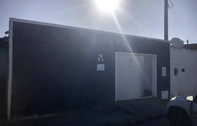 Imagem: A casa possui 2 Dormitórios, 1 Banheiro, 2 Vagas na garagem