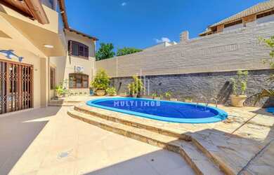 Imagem: A casa possui 4 Dormitórios, 4 Banheiros, 3 Vagas na garagem