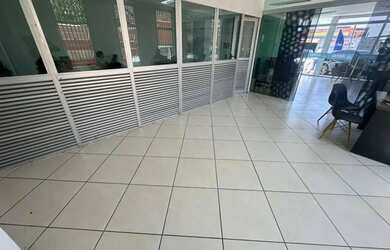 Imagem: O depósito possui 5 Vagas na garagem e 500m² de Área e está