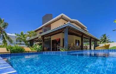 Imagem: A casa em condomínio possui 5 Dormitórios, 3 Banheiros, 2