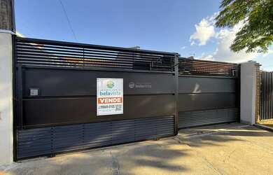 Imagem: A casa possui 2 Dormitórios, 1 Banheiro, 2 Vagas na garagem