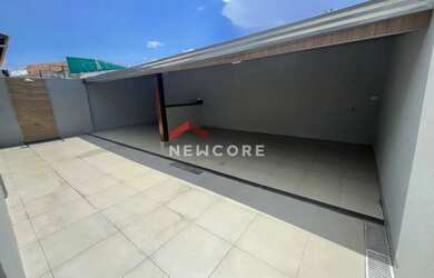 Imagem: A casa possui 3 Dormitórios, 2 Banheiros, 2 Vagas na garagem