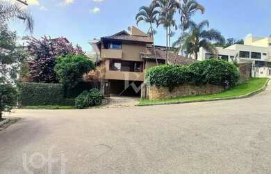 Imagem: A casa possui 3 Dormitórios, 3 Banheiros, 2 Vagas na garagem