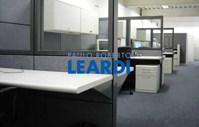 Imagem: O depósito para alugar possui 2 Vagas na garagem e 225m² de