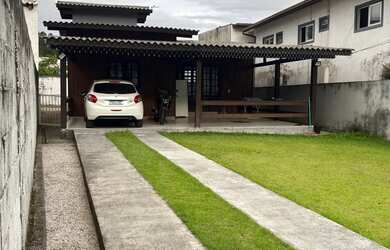 Imagem: A casa à venda possui 2 Dormitórios, 1 Banheiro, 3 Vagas na