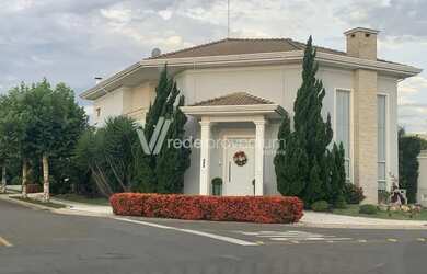 Imagem: A casa em condomínio à venda possui 4 Dormitórios, 5 Banheiros