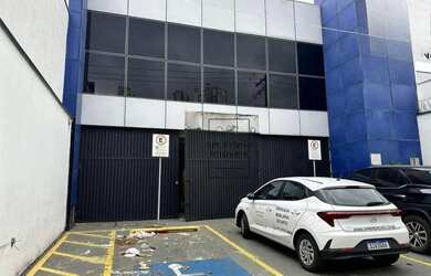 Imagem: O depósito possui 5 Vagas na garagem, 680m² de Área e está