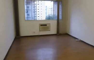 Imagem: O apartamento possui 3 Dormitórios, 1 Banheiro, 1 Vaga na garagem