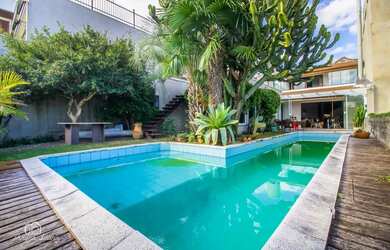 Imagem: A casa possui 4 Dormitórios, 5 Banheiros, 5 Vagas na garagem