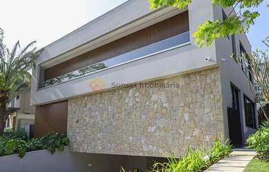 Imagem: A casa em condomínio possui 4 Dormitórios, 5 Banheiros, 3