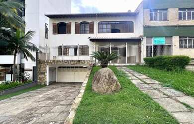 Imagem: A casa possui 5 Dormitórios, 3 Banheiros, 5 Vagas na garagem