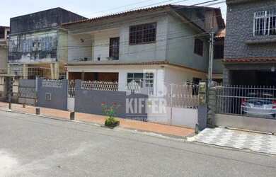 Imagem: A casa possui 5 Dormitórios, 2 Banheiros, 3 Vagas na garagem