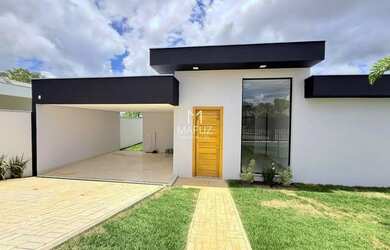 Imagem: A casa possui 4 Dormitórios, 2 Banheiros, 4 Vagas na garagem