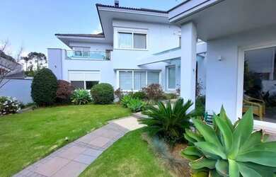 Imagem: A casa possui 4 Dormitórios, 2 Banheiros, 4 Vagas na garagem