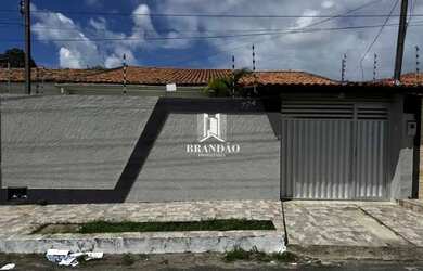 Imagem: A casa possui 3 Dormitórios, 1 Banheiro, 198m² de Área e