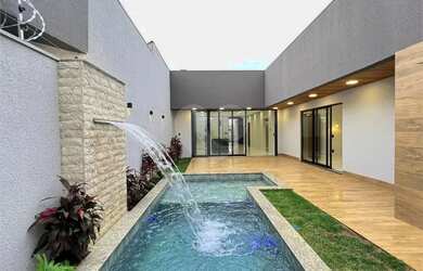 Imagem: A casa possui 3 Dormitórios, 4 Banheiros, 2 Vagas na garagem