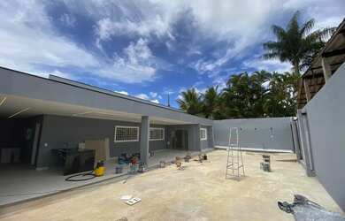 Imagem: A casa possui 3 Dormitórios, 2 Banheiros, 5 Vagas na garagem