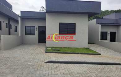 Imagem: A casa possui 3 Dormitórios, 2 Banheiros, 2 Vagas na garagem