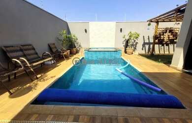 Imagem: A casa possui 3 Dormitórios, 4 Banheiros, 2 Vagas na garagem