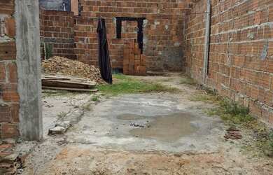 Imagem: A casa possui 2 Dormitórios, 1 Banheiro, 2 Vagas na garagem