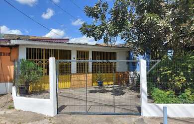 Imagem: A casa possui 5 Dormitórios, 4 Banheiros, 2 Vagas na garagem