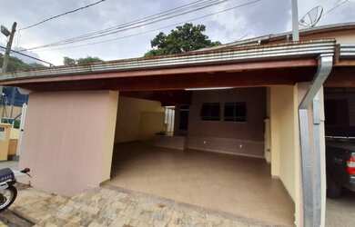 Imagem: A casa possui 4 Dormitórios, 2 Banheiros, 3 Vagas na garagem