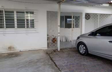 Imagem: A casa possui 3 Dormitórios, 2 Banheiros, 3 Vagas na garagem