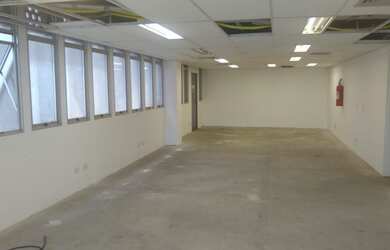 Imagem: O depósito possui 4 Vagas na garagem, 285m² de Área e está