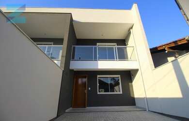 Imagem: A casa possui 3 Dormitórios, 3 Banheiros, 2 Vagas na garagem