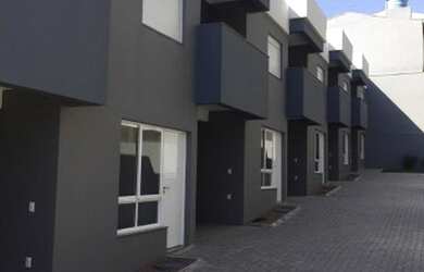 Imagem: A casa possui 2 Dormitórios, 2 Banheiros, 1 Vaga na garagem