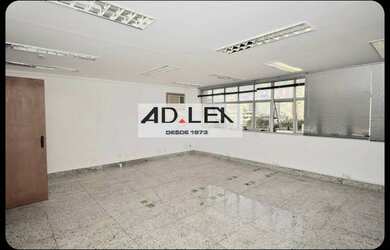 Imagem: O depósito possui 2 Vagas na garagem, 340m² de Área e está