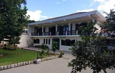 Imagem: A casa possui 4 Dormitórios, 3 Banheiros, 1 Vaga na garagem