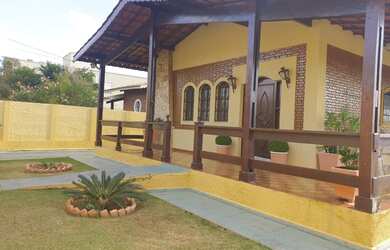 Imagem: A casa possui 4 Dormitórios, 5 Banheiros, 4 Vagas na garagem