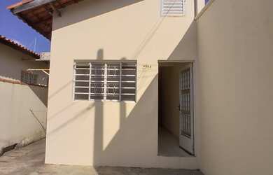 Imagem: A casa possui 1 Dormitório, 1 Banheiro, 1 Vaga na garagem