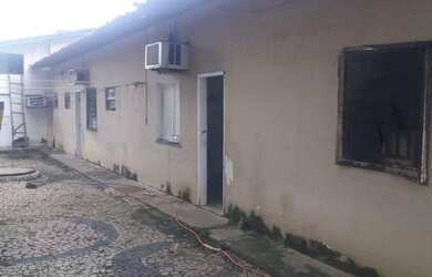 Imagem: A casa possui 5 Dormitórios, 5 Banheiros, 4 Vagas na garagem