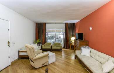 Imagem: A casa possui 3 Dormitórios, 5 Banheiros, 2 Vagas na garagem