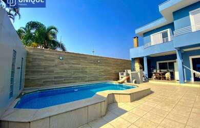 Imagem: A casa e possui 4 Dormitórios, Suítes, 1 Banheiro, 4 Vagas